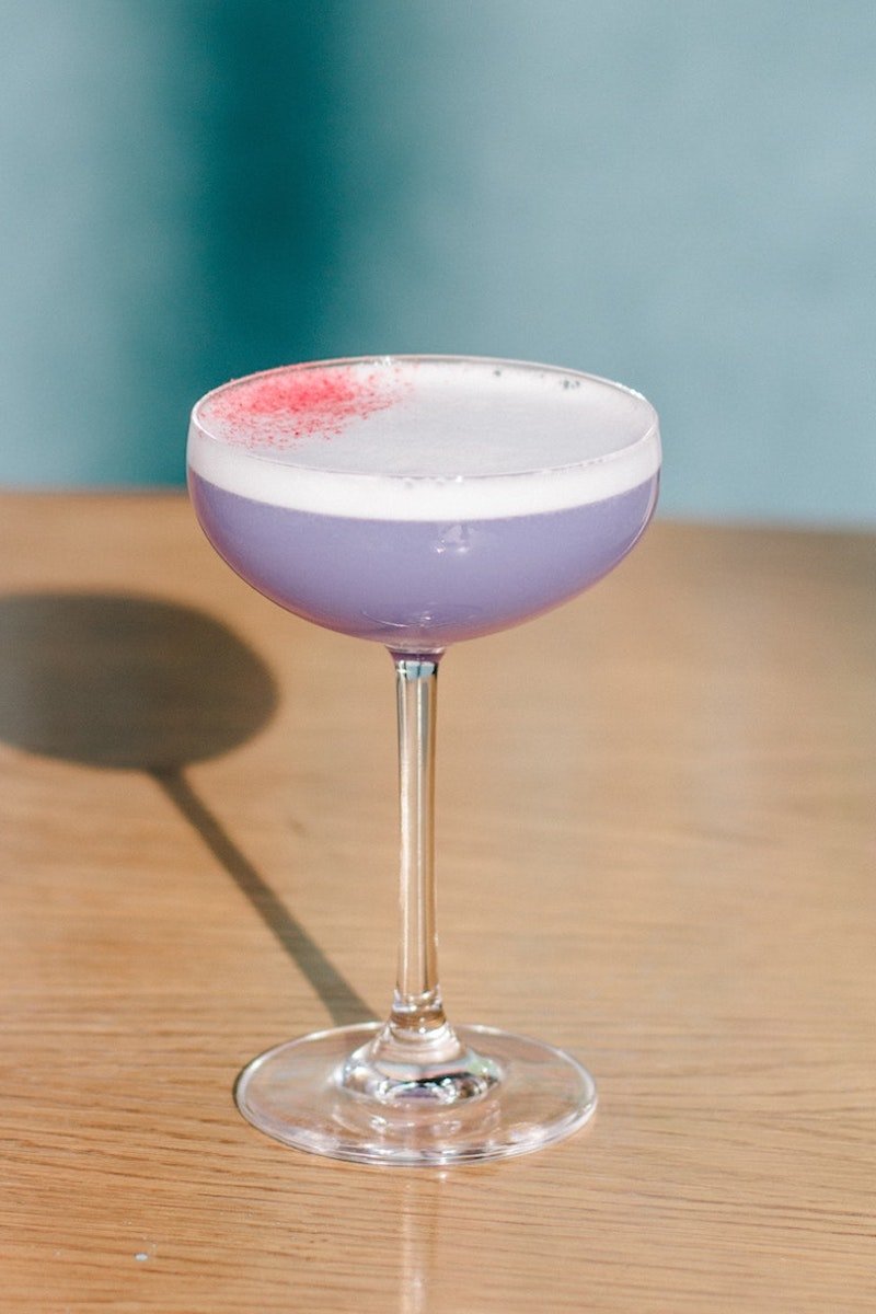 Coupe cocktail glasses with violet cocktail 1